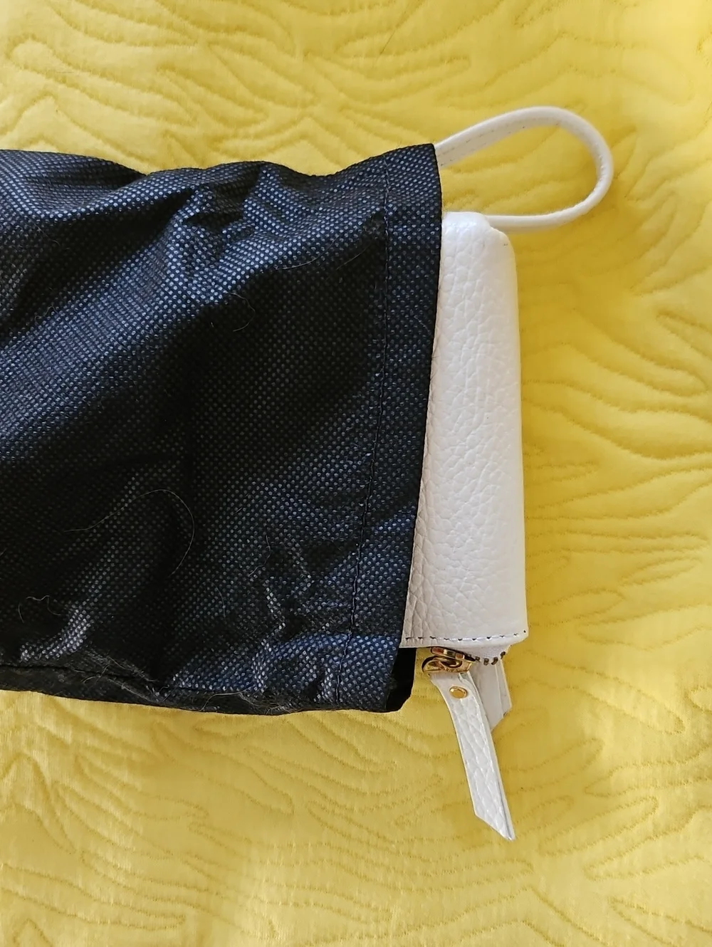 CLASSICO Off White Pebbled Vegan Wristlet NWOT